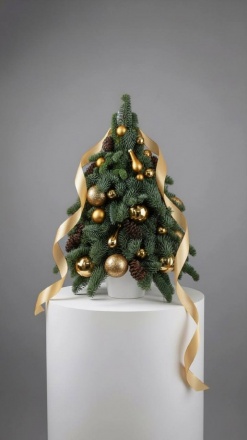 Елка из нобилиса в золотом декоре